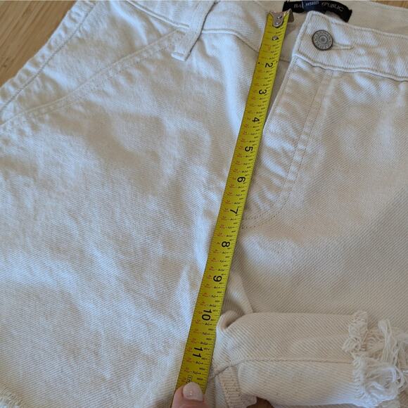 Banana Republic High Rise 100% Cotton Jean Shorts in Ecru Cream, size 28/US 6 - Picture 8 of 9